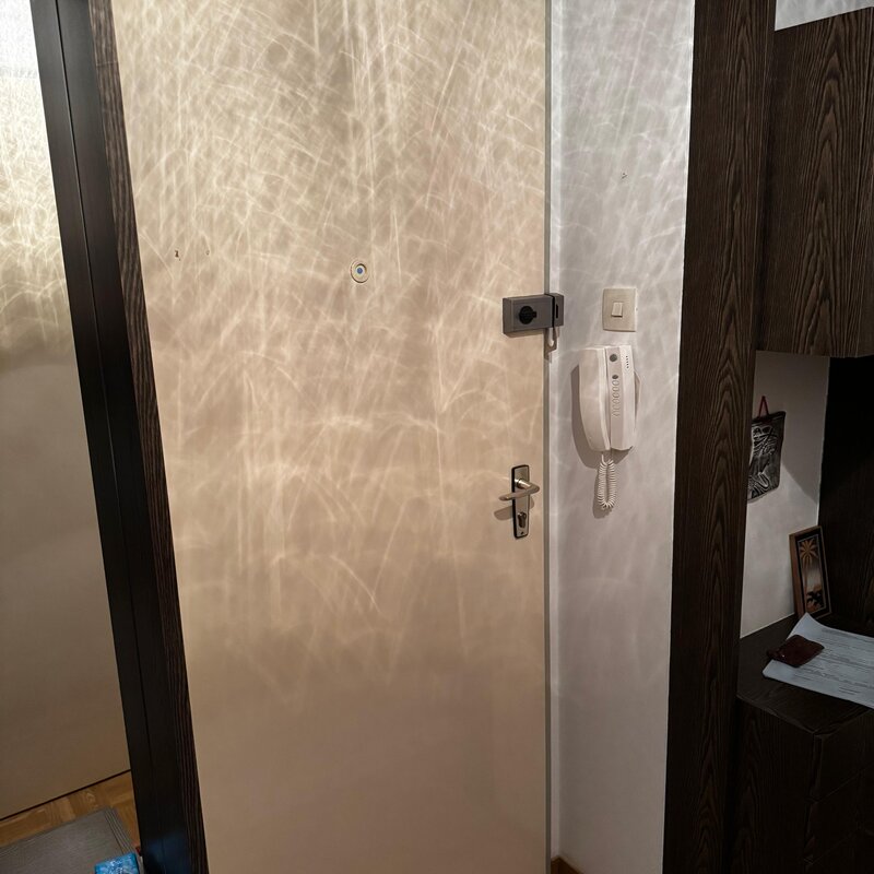 Der Eingangsbereich verfügt über eine stabile Sicherheitstür mit Spion für zusätzlichen Schutz. Eine Garderobe mit Ablagemöglichkeiten sorgt für Ordnung. Die Gegensprechanlage ermöglicht eine bequeme Kommunikation mit Besuchern. | © Stefan Gabriel