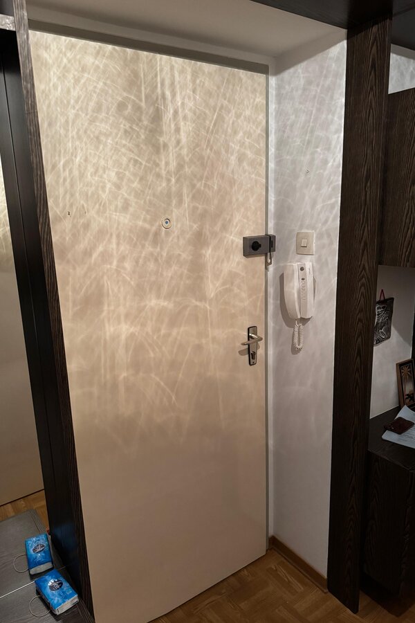 Der Eingangsbereich verfügt über eine stabile Sicherheitstür mit Spion für zusätzlichen Schutz. Eine Garderobe mit Ablagemöglichkeiten sorgt für Ordnung. Die Gegensprechanlage ermöglicht eine bequeme Kommunikation mit Besuchern. | © Stefan Gabriel