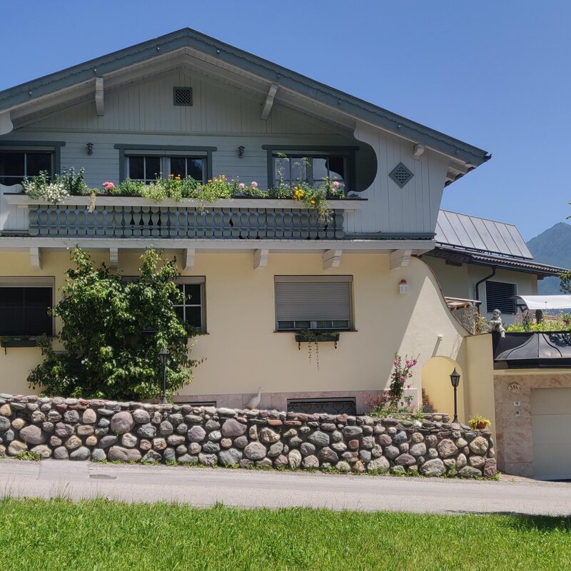 Gepflegtes Haus mit Balkon & Blumen: 3-Zimmer Wohnung, Kurzzeitmiete & Wohnen auf Zeit für 1 bis 6 Monate in Münster