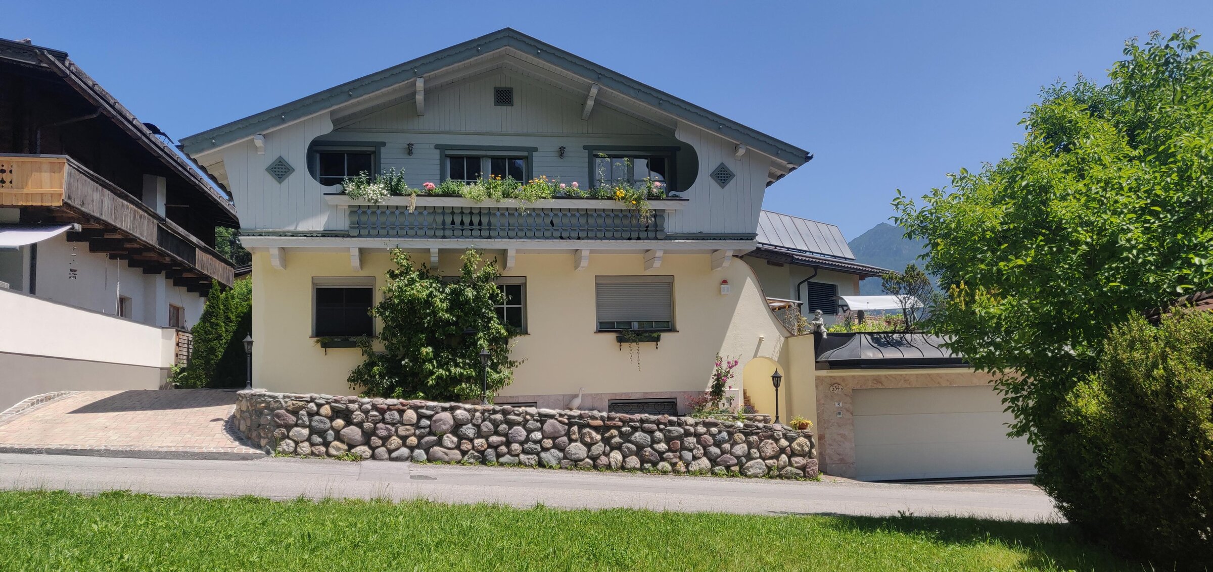 Gepflegtes Haus mit Balkon & Blumen: 3-Zimmer Wohnung, Kurzzeitmiete & Wohnen auf Zeit für 1 bis 6 Monate in Münster