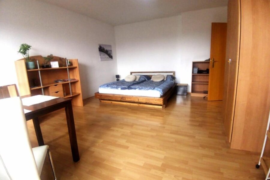 Bright 1-room apartment with parquet floor & double bed – short-term rental Graz, temporary housing for 1 to 6 months