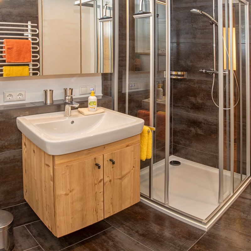 mit Fenster, Lüfter, Fön, Radio