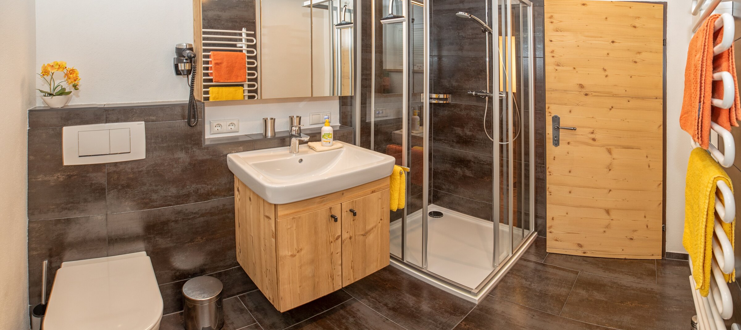 mit Fenster, Lüfter, Fön, Radio