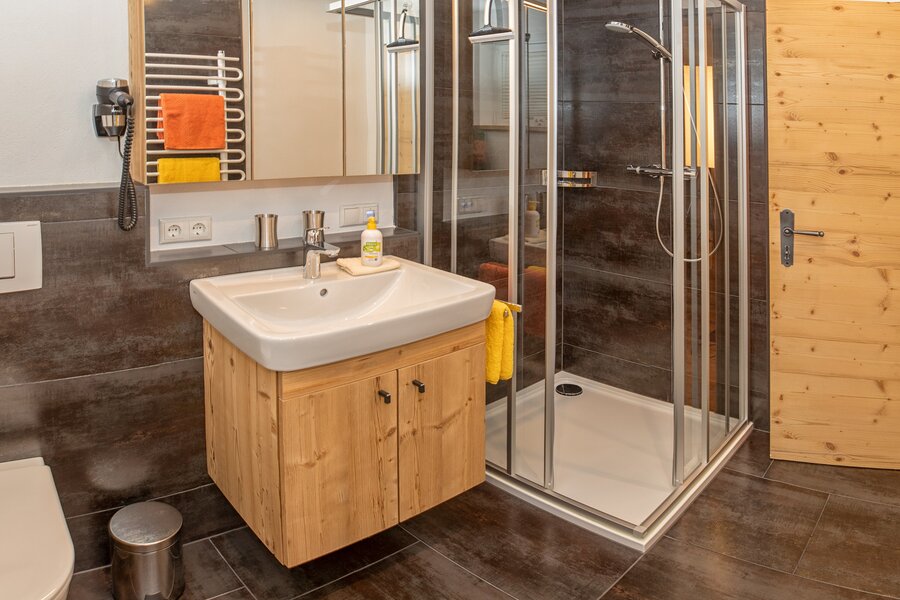 mit Fenster, Lüfter, Fön, Radio