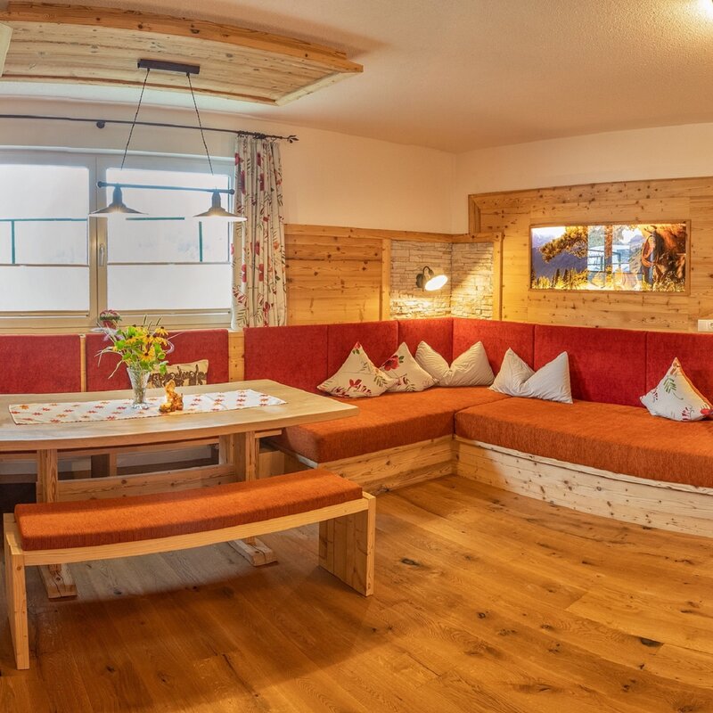 mit gemütlichem Sofa