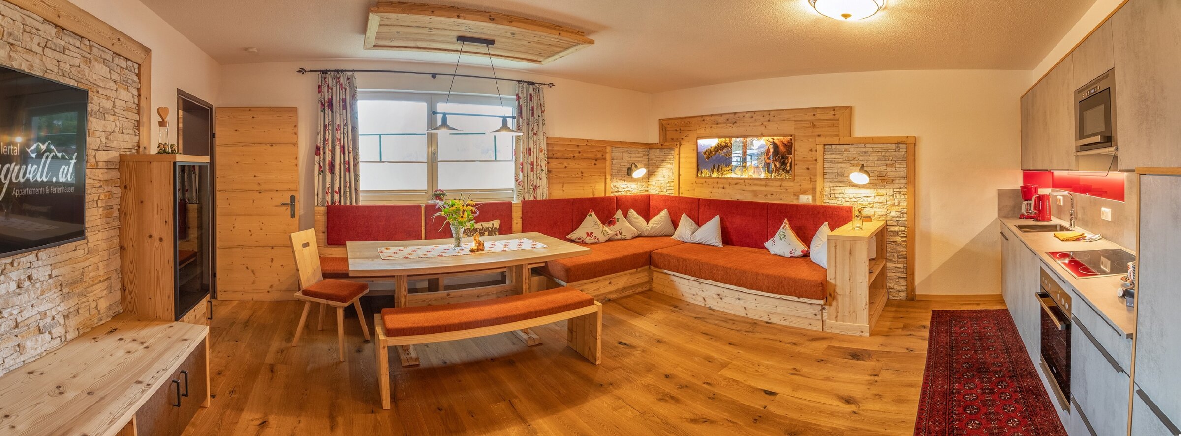 mit gemütlichem Sofa