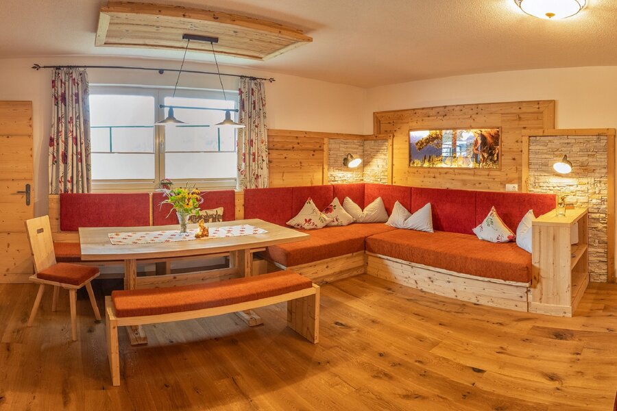 mit gemütlichem Sofa