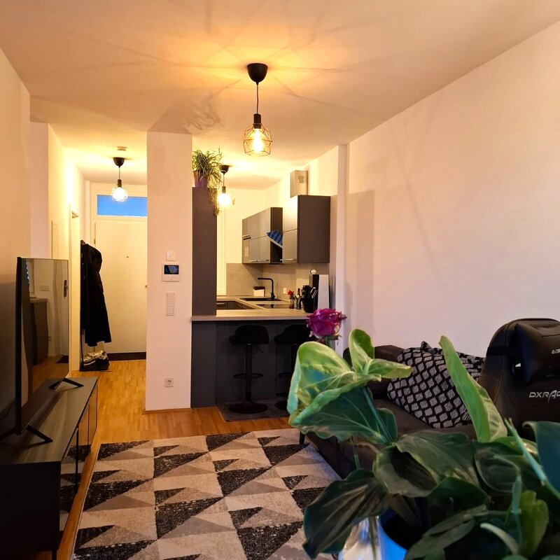 Bright living area with open kitchen – 1-room apartment for short-term rental in Graz, temporary housing for 1 to 6 months.