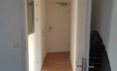 Sie betreten die Wohnung, finden rechts das Badezimmer, gerade aus das Schlafzimmer und links die geräumige Wohnküche.
