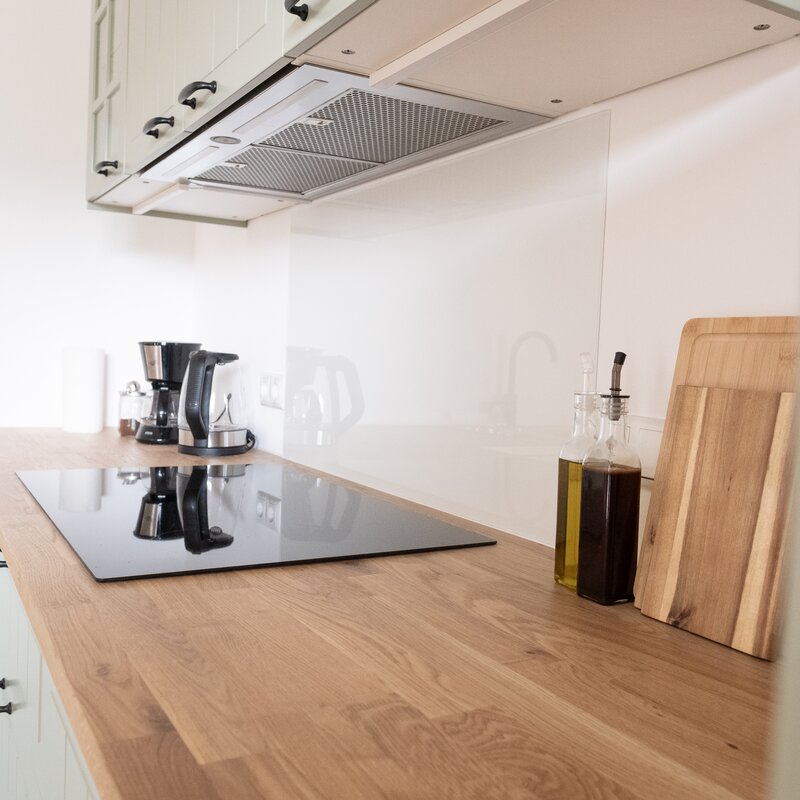 The kitchen is fully equipped. Coffee, oil and vinegar, spices, spaghetti, and sauce for the first evening... everything is there.