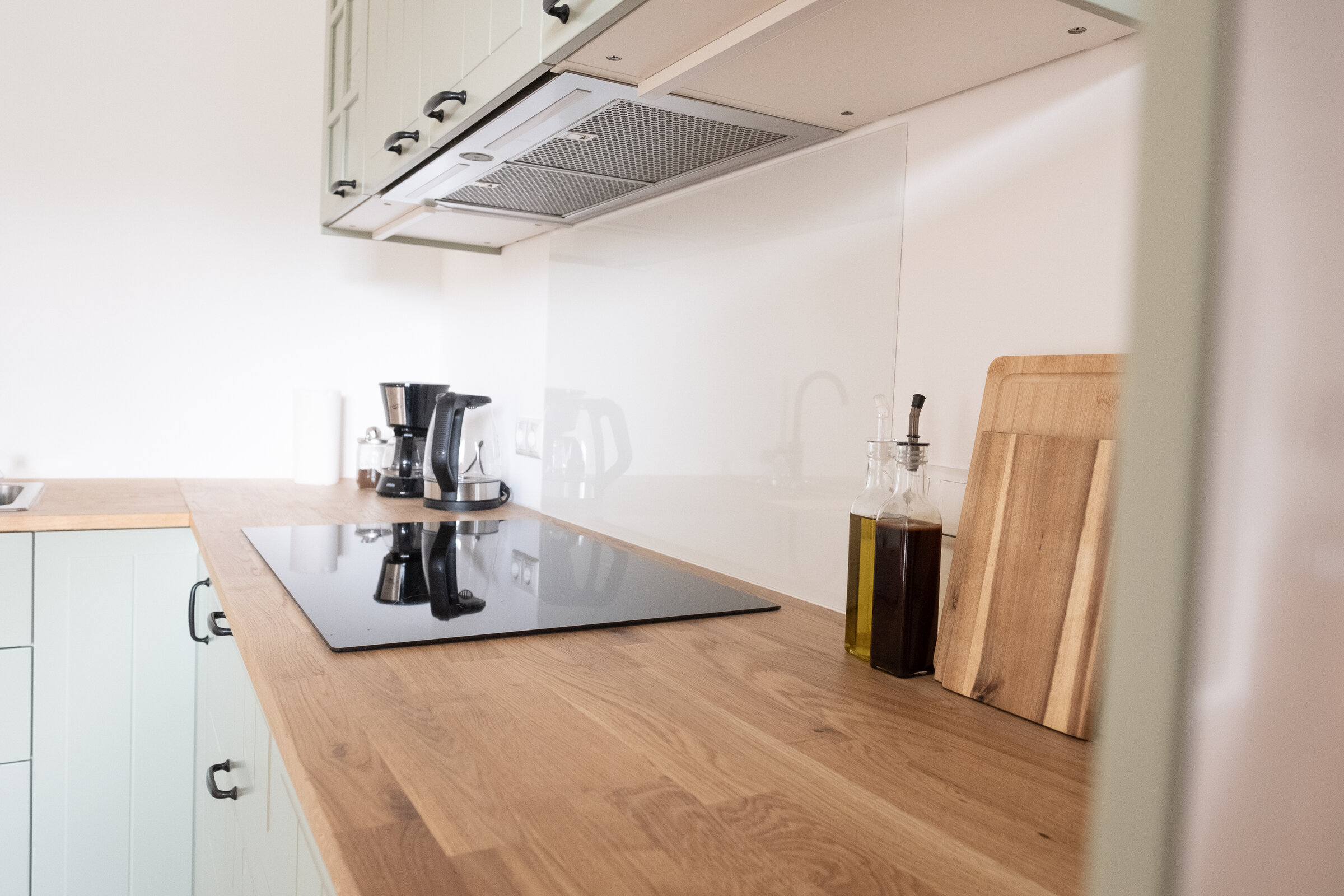 The kitchen is fully equipped. Coffee, oil and vinegar, spices, spaghetti, and sauce for the first evening... everything is there.
