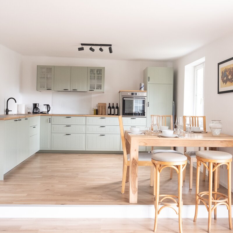  The modern kitchen-diner impresses with its open space concept and invites you to cook and linger.