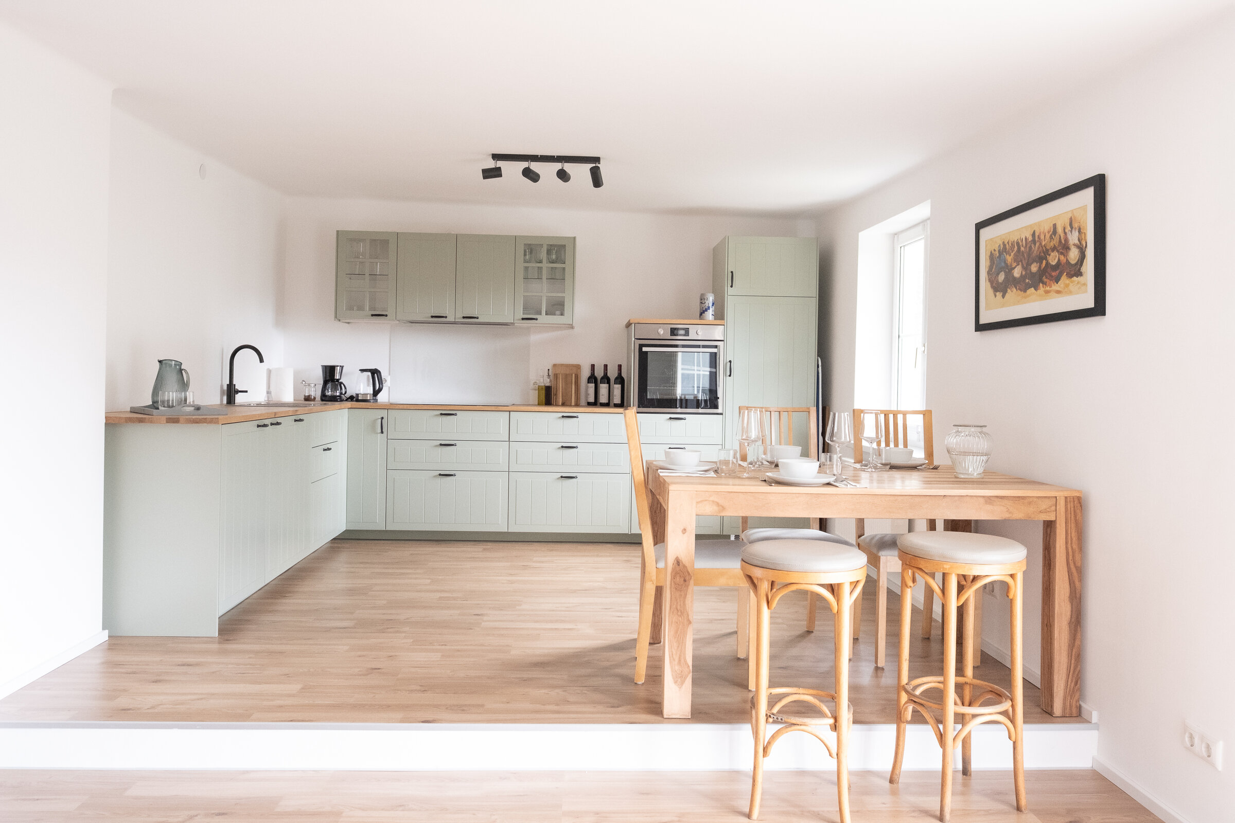  The modern kitchen-diner impresses with its open space concept and invites you to cook and linger.