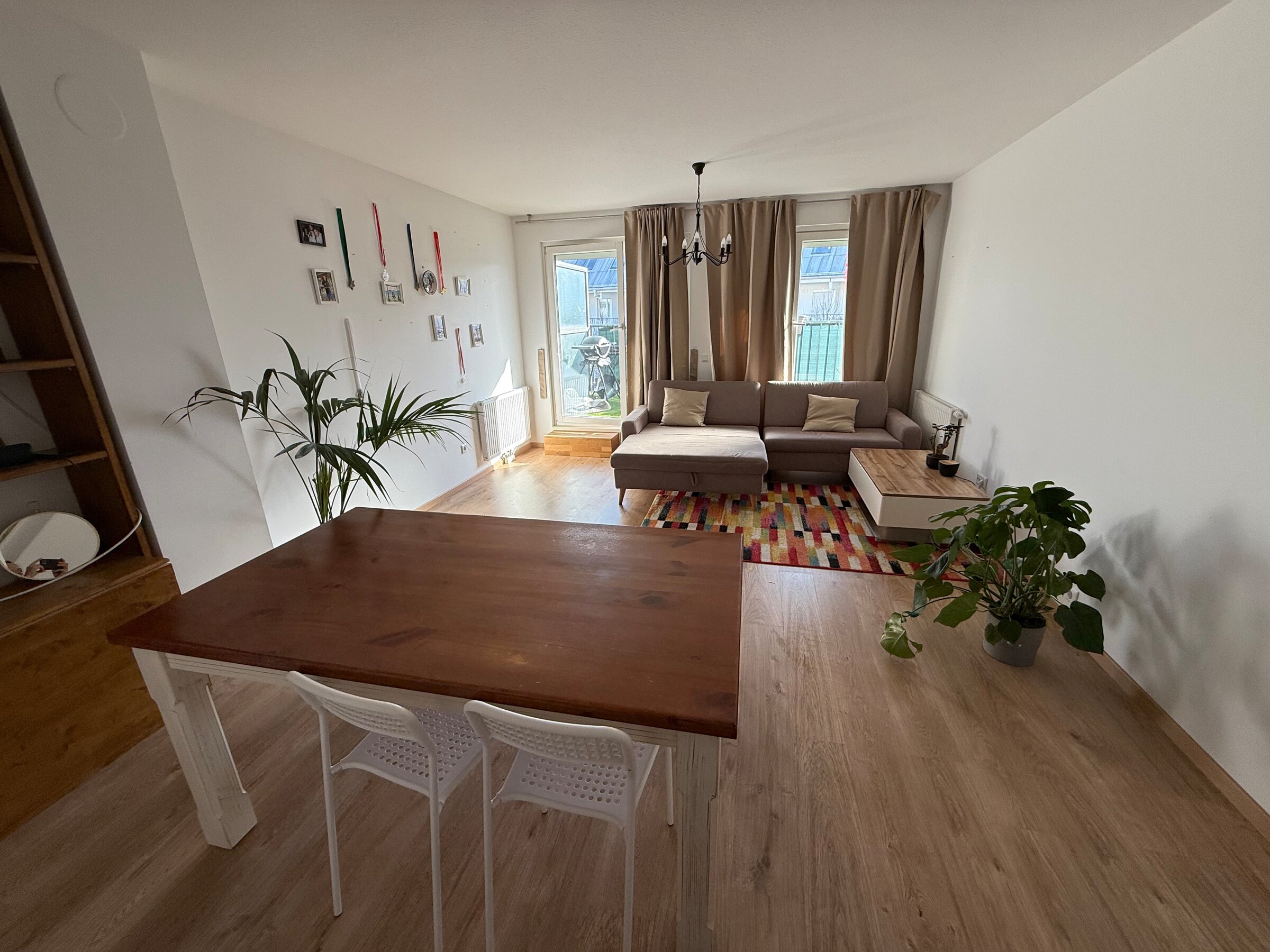 Bright living area with wood floors & lounge sofa – 3-room apartment, short-term rental Vienna, temporary housing 1–6 months