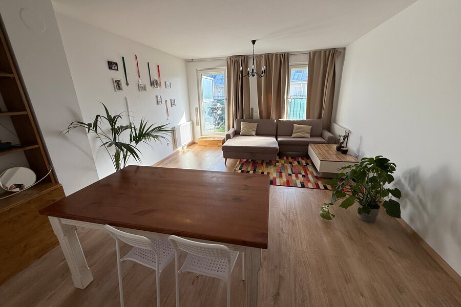Bright living area with wood floors & lounge sofa – 3-room apartment, short-term rental Vienna, temporary housing 1–6 months