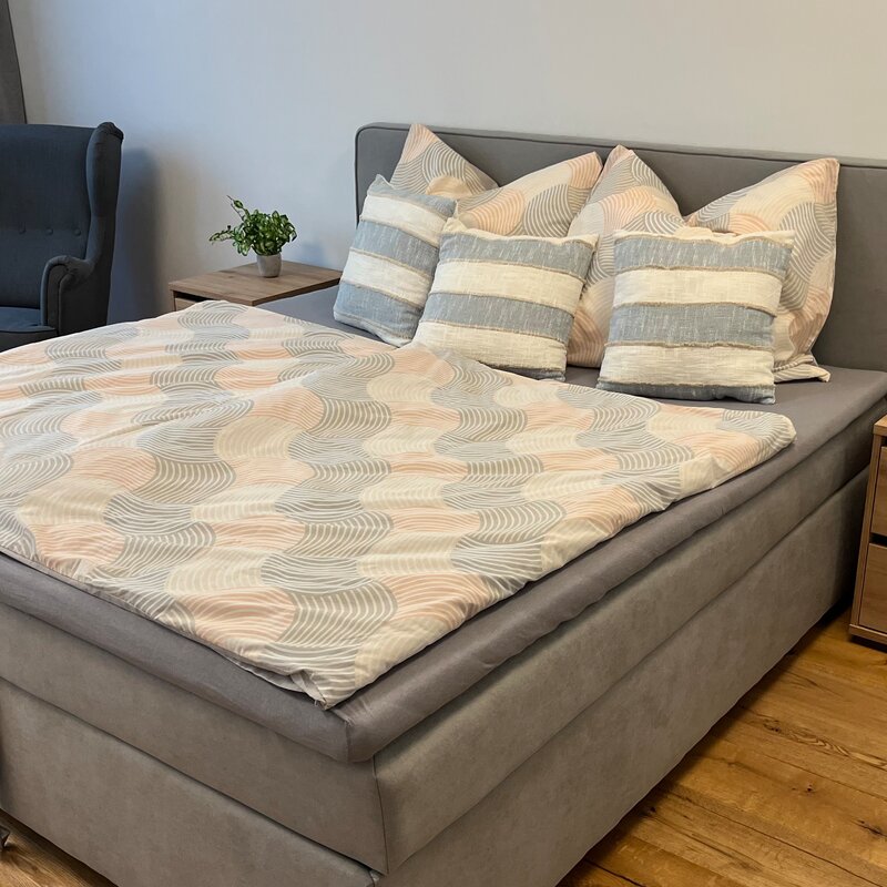 Modernes Schlafzimmer mit Boxspringbett – 1-Zimmer Apartment zur Kurzzeitmiete & Wohnen auf Zeit für 1 bis 6 Monate in Innsbruck