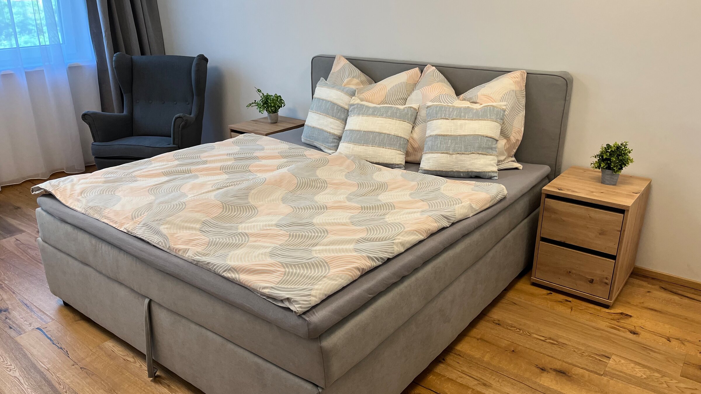 Modernes Schlafzimmer mit Boxspringbett – 1-Zimmer Apartment zur Kurzzeitmiete & Wohnen auf Zeit für 1 bis 6 Monate in Innsbruck