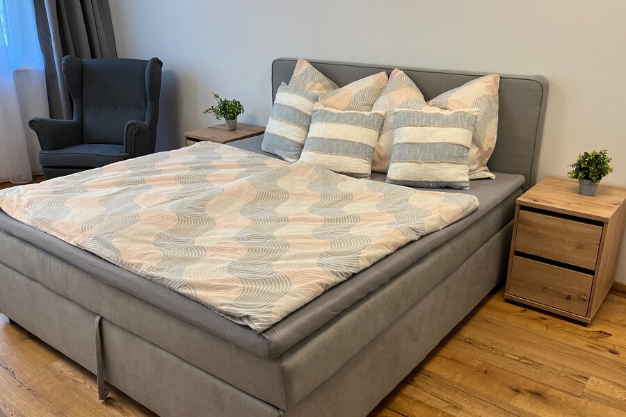 Modernes Schlafzimmer mit Boxspringbett – 1-Zimmer Apartment zur Kurzzeitmiete & Wohnen auf Zeit für 1 bis 6 Monate in Innsbruck