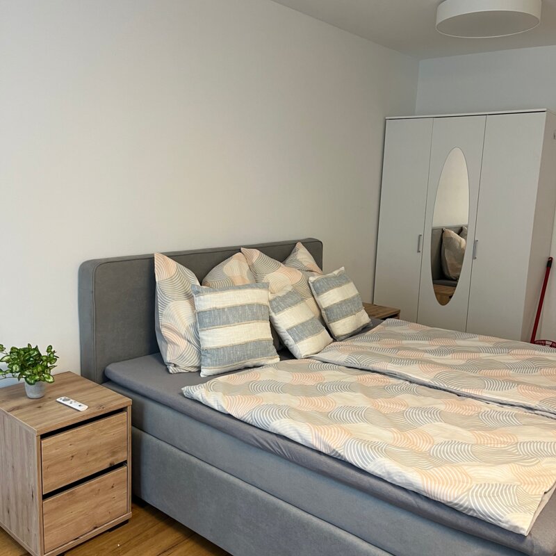 Boxspringbett 180x200, 2x Nachtkästchen und Kleiderschrank mit Spiegel