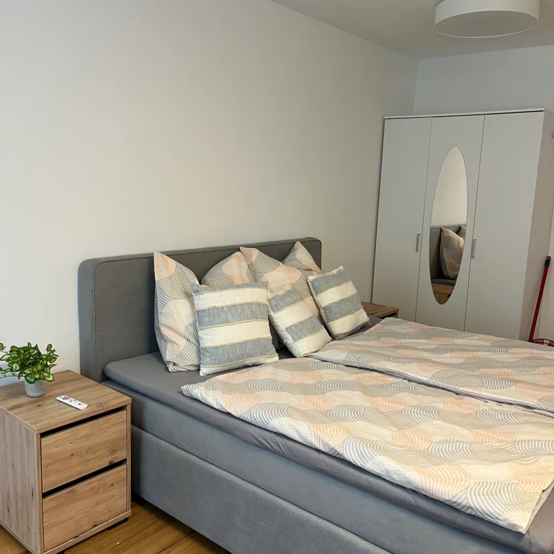 Boxspringbett 180x200, 2x Nachtkästchen und Kleiderschrank mit Spiegel