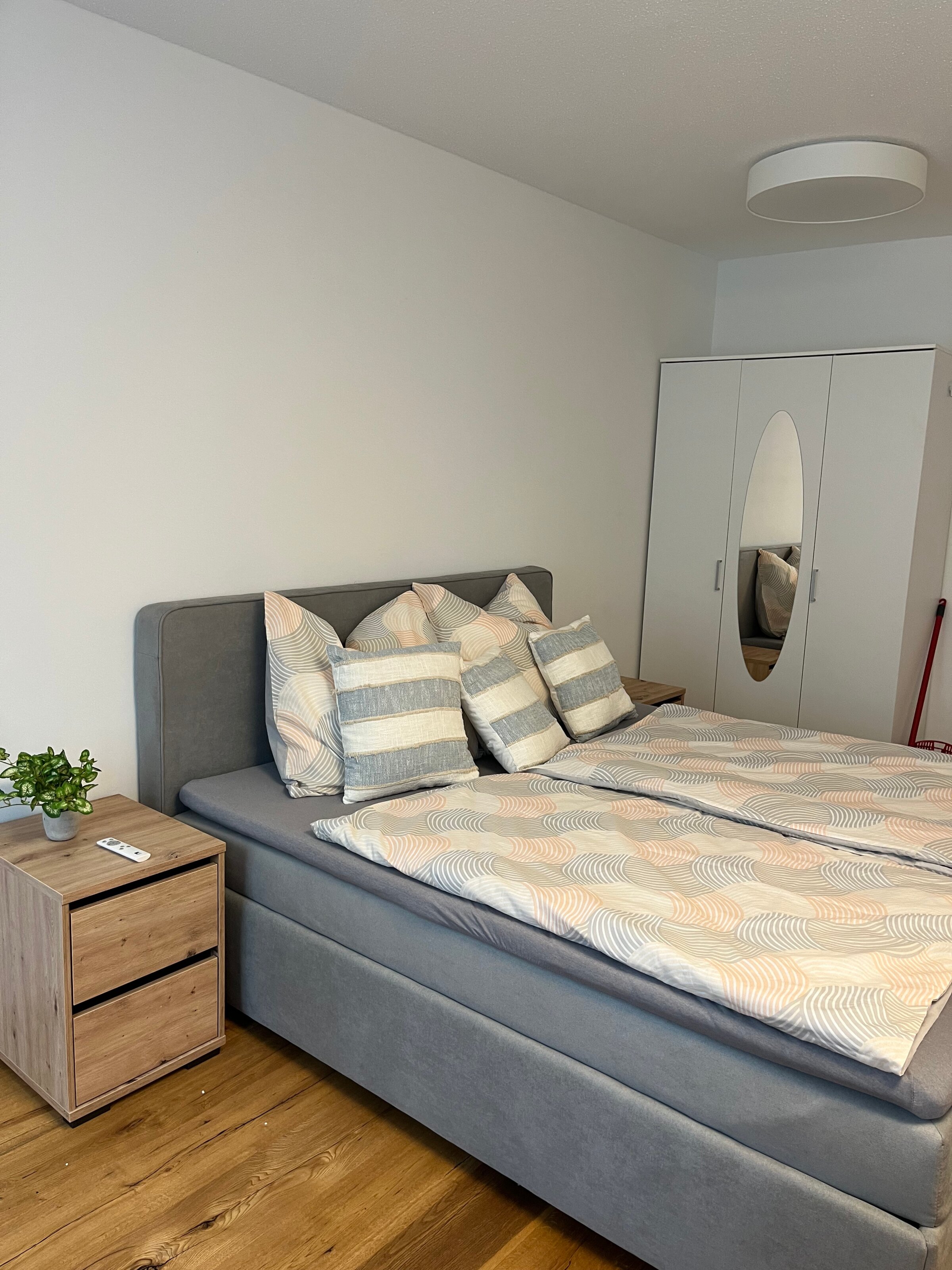 Boxspringbett 180x200, 2x Nachtkästchen und Kleiderschrank mit Spiegel