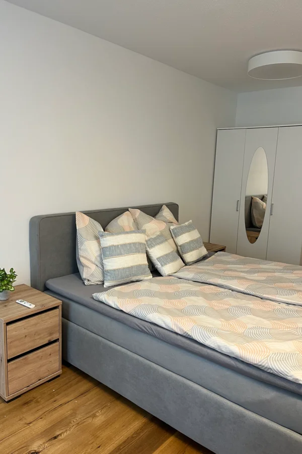 Boxspringbett 180x200, 2x Nachtkästchen und Kleiderschrank mit Spiegel