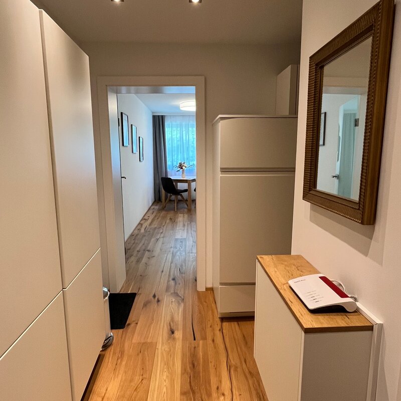 Spiegel, Schuhschrank, Kleiderschrank und Wandkasten