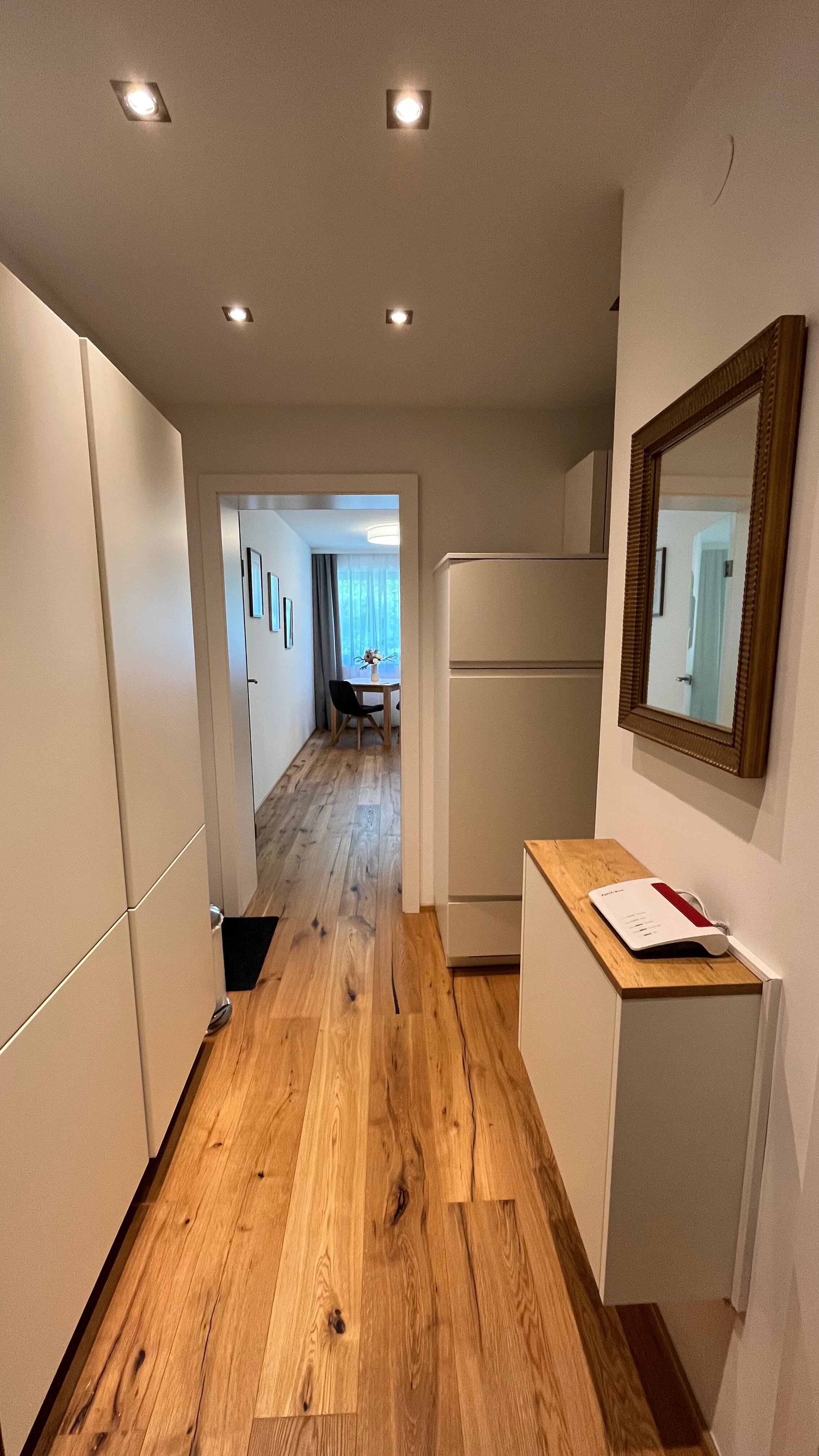 Spiegel, Schuhschrank, Kleiderschrank und Wandkasten