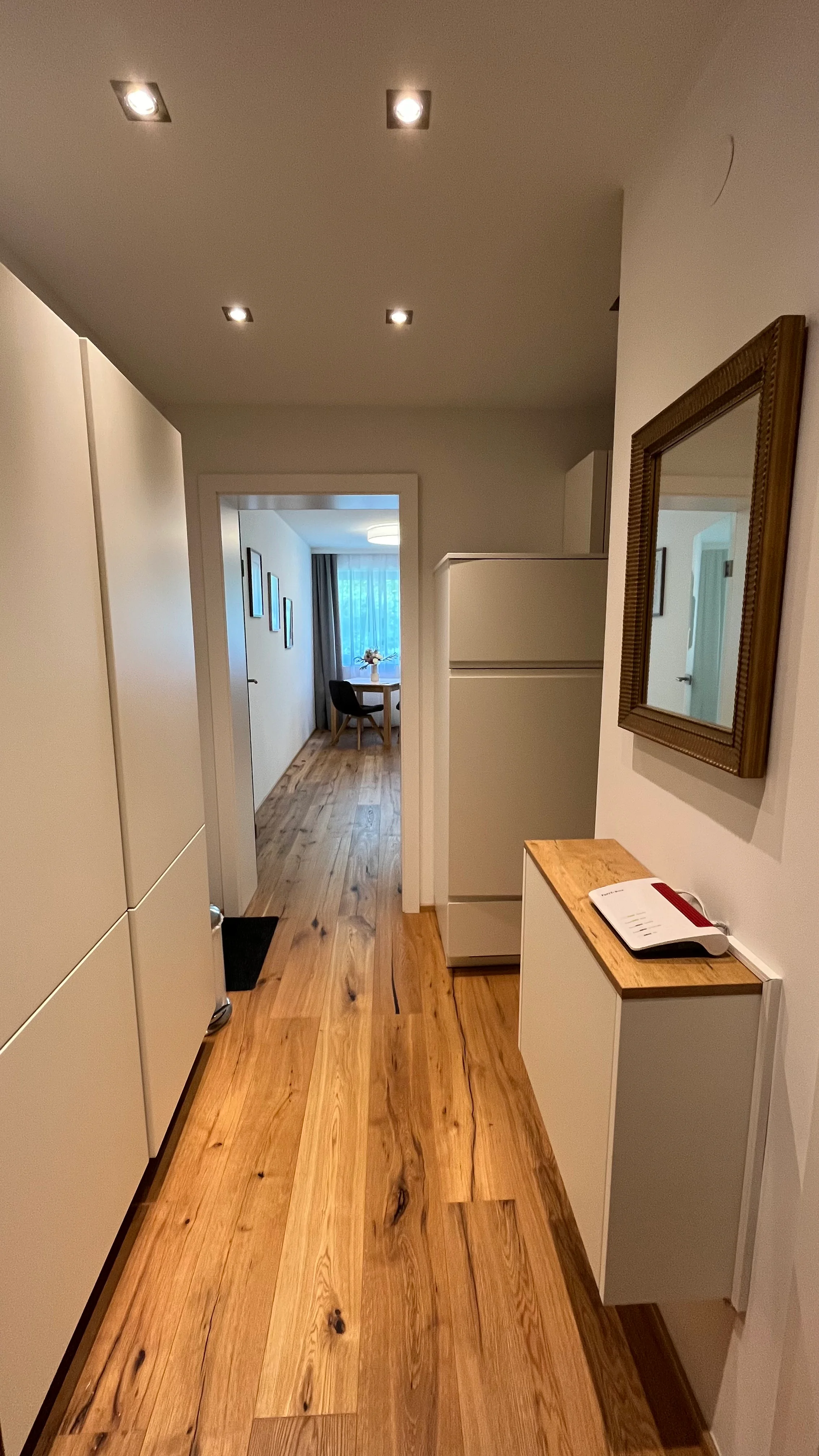 Spiegel, Schuhschrank, Kleiderschrank und Wandkasten