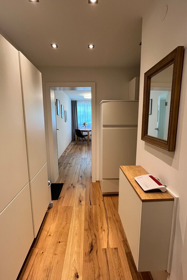 Spiegel, Schuhschrank, Kleiderschrank und Wandkasten