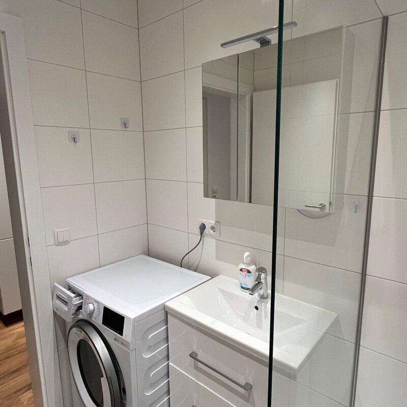 Bad mit Waschtrockner, beleuchteter Spiegelschrank