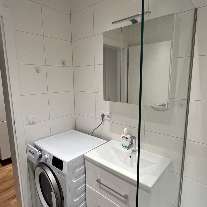 Bad mit Waschtrockner, beleuchteter Spiegelschrank