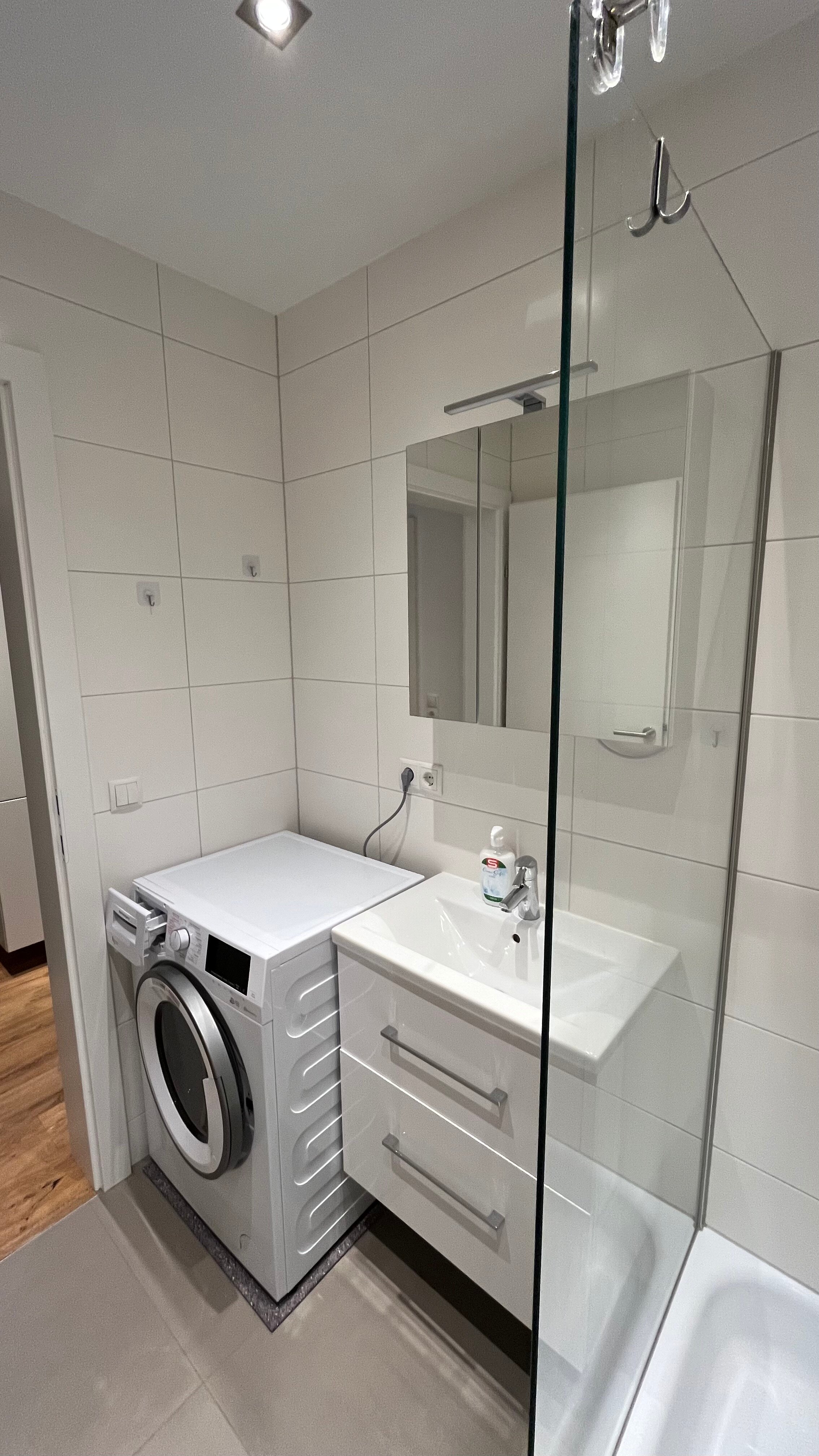 Bad mit Waschtrockner, beleuchteter Spiegelschrank