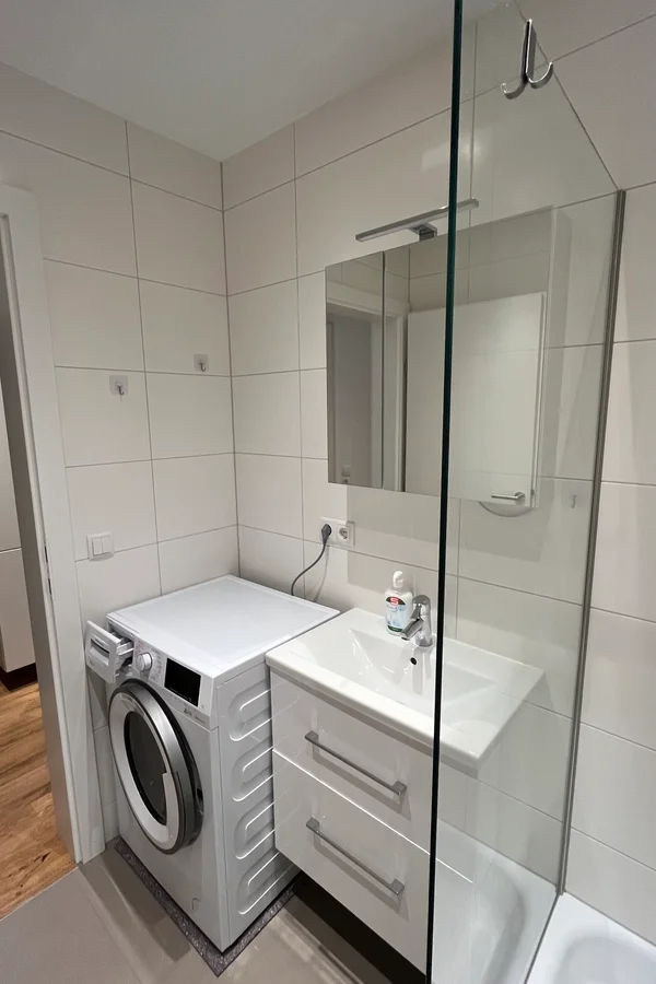 Bad mit Waschtrockner, beleuchteter Spiegelschrank