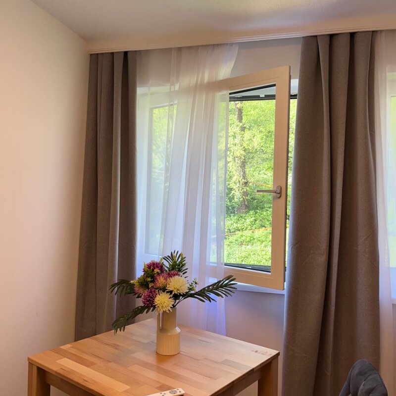 Tisch mit zwei Sessel mit Ausblick in den Innenhof