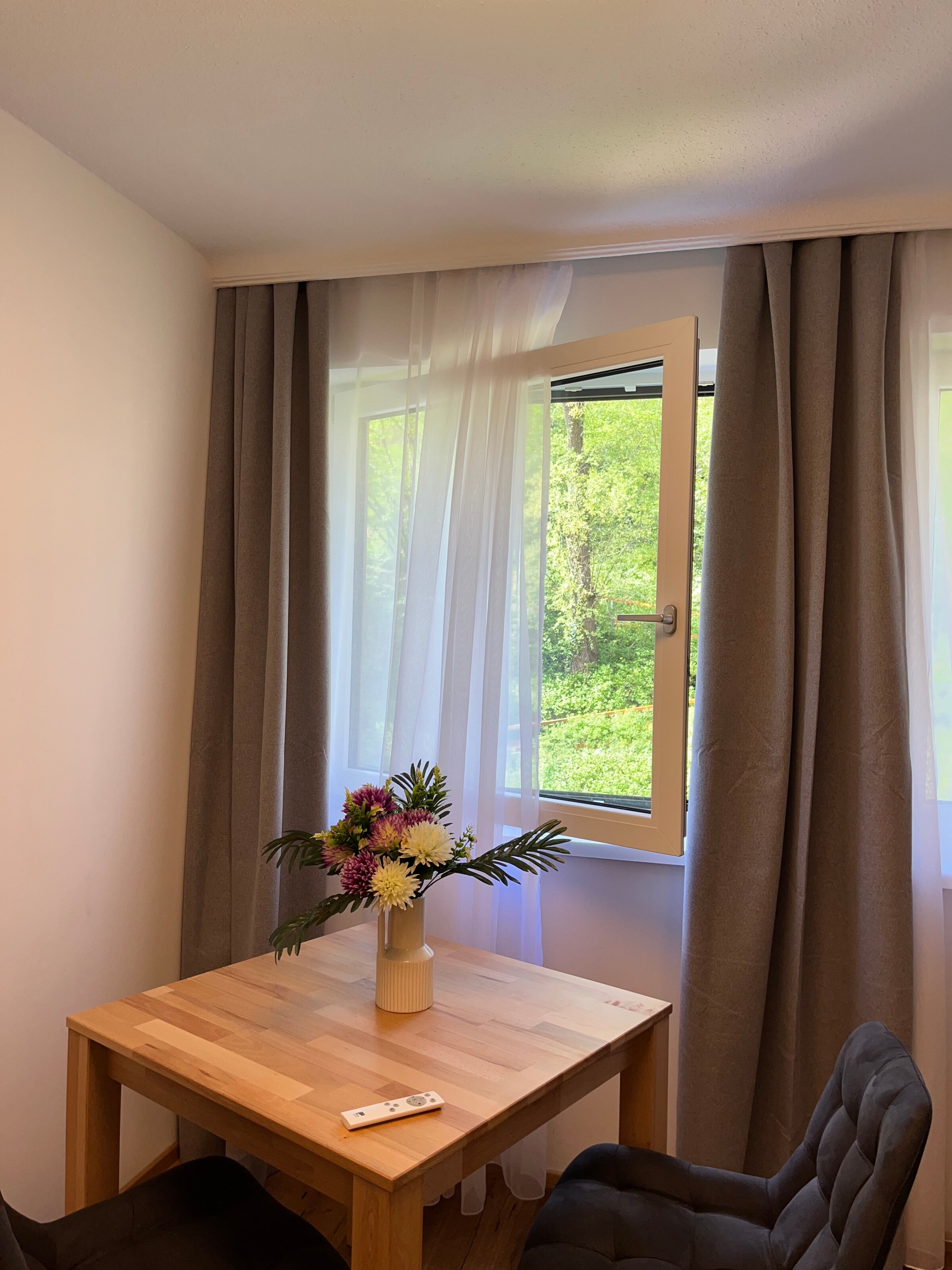 Tisch mit zwei Sessel mit Ausblick in den Innenhof