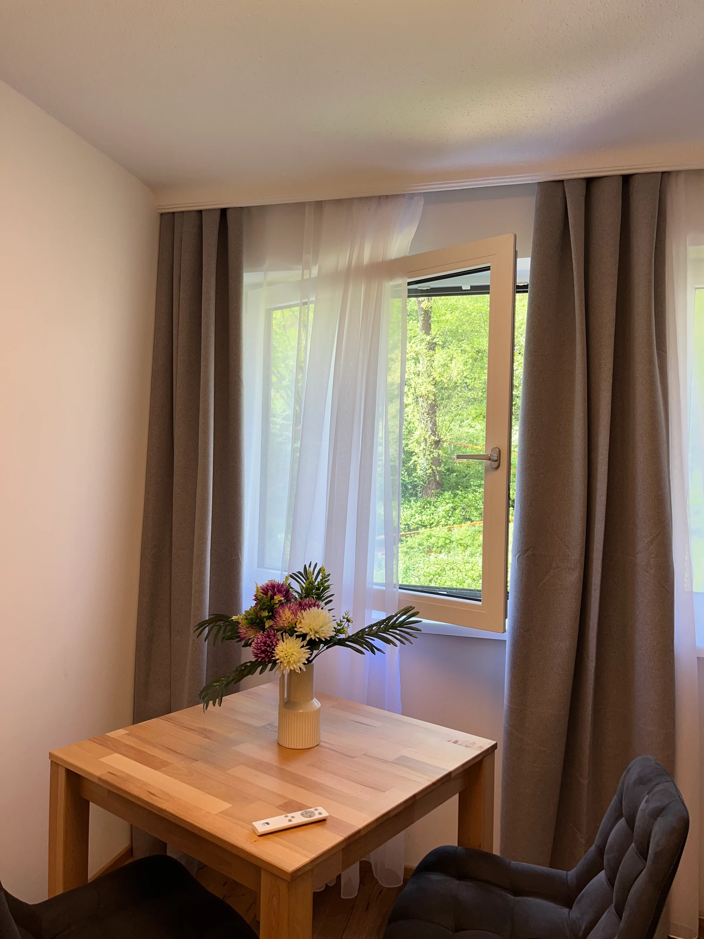 Tisch mit zwei Sessel mit Ausblick in den Innenhof