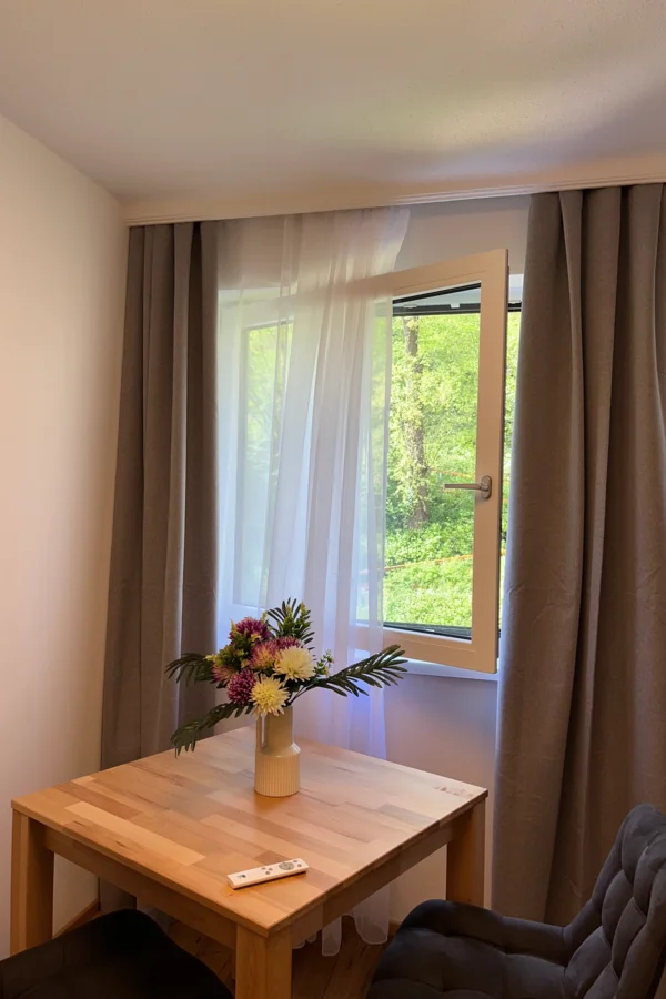 Tisch mit zwei Sessel mit Ausblick in den Innenhof