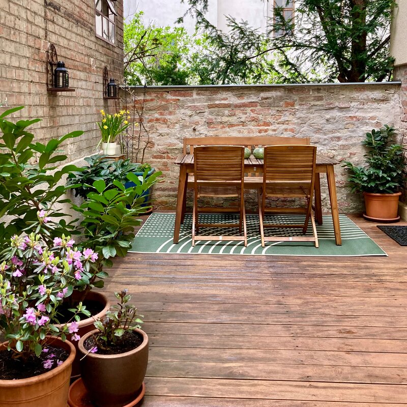 Sonnige Holzterrasse mit Gartenmöbeln – Zimmer zur Kurzzeitmiete, Wohnen auf Zeit für 1 bis 6 Monate in Wien
