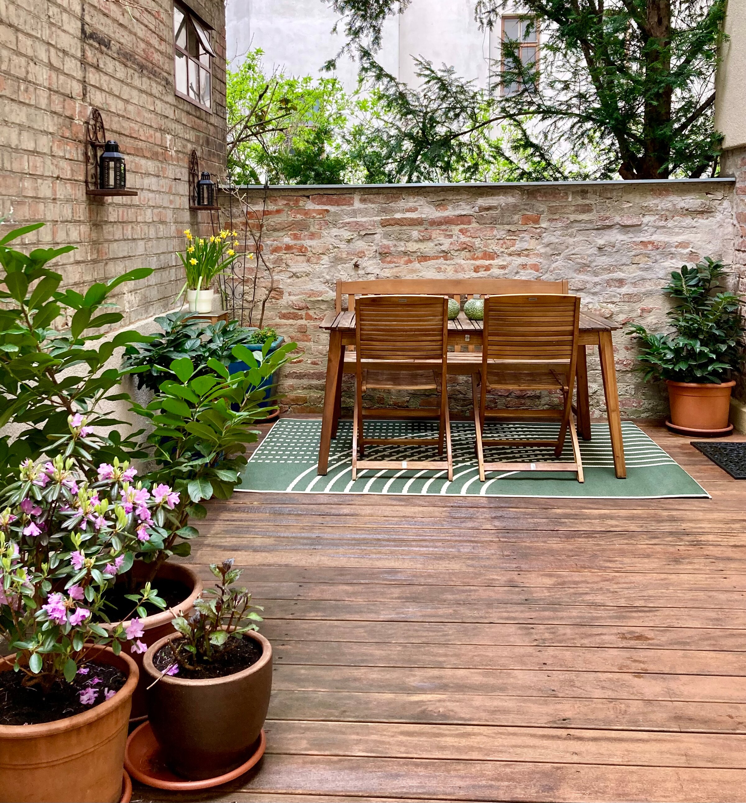 Sonnige Holzterrasse mit Gartenmöbeln – Zimmer zur Kurzzeitmiete, Wohnen auf Zeit für 1 bis 6 Monate in Wien