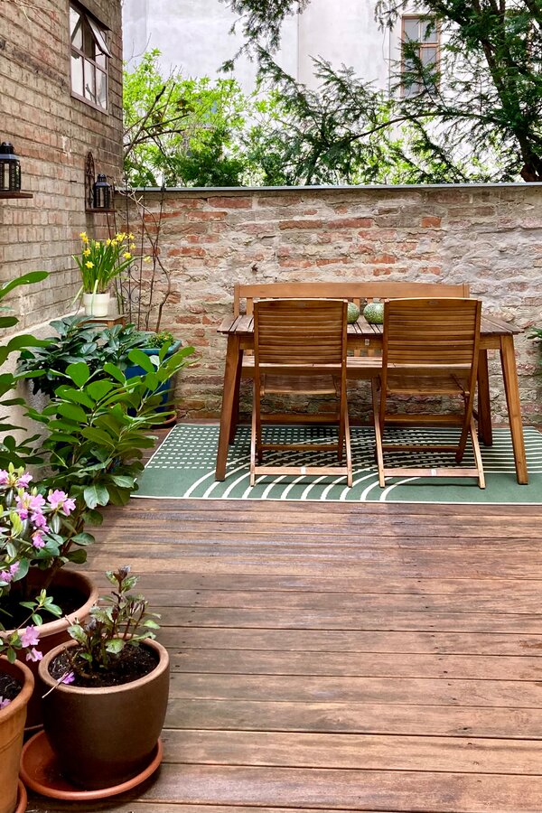 Sonnige Holzterrasse mit Gartenmöbeln – Zimmer zur Kurzzeitmiete, Wohnen auf Zeit für 1 bis 6 Monate in Wien