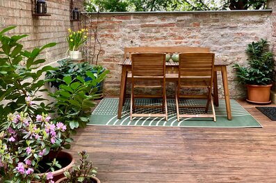 Sonnige Holzterrasse mit Gartenmöbeln – Zimmer zur Kurzzeitmiete, Wohnen auf Zeit für 1 bis 6 Monate in Wien