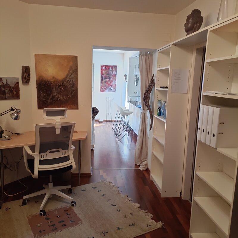 Vorzimmer mit Büro