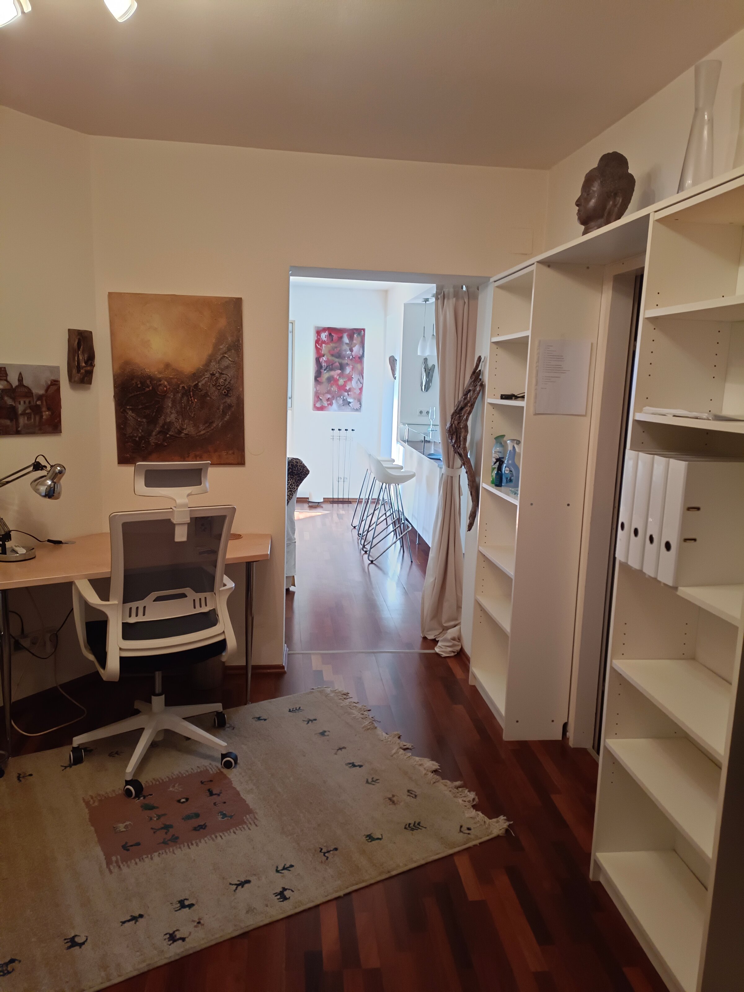 Vorzimmer mit Büro