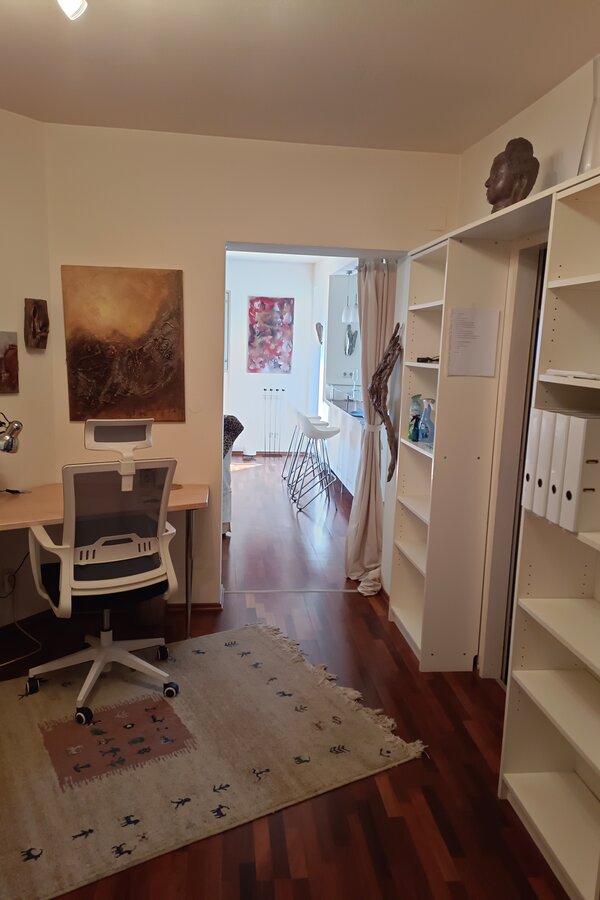 Vorzimmer mit Büro