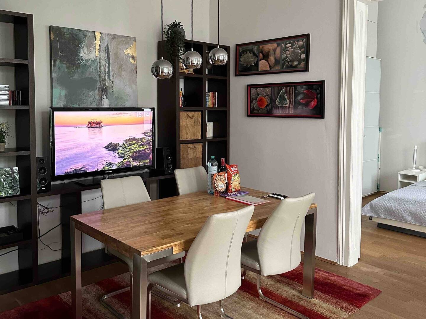 Helles Wohn-Esszimmer mit TV & Esstisch – 2-Zimmer Wohnung zur Kurzzeitmiete, Wohnen auf Zeit 1 bis 6 Monate, Wien
