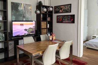 Bright living-dining room with TV & table – 2-room apartment, short-term rental, temporary housing 1 to 6 months, Vienna