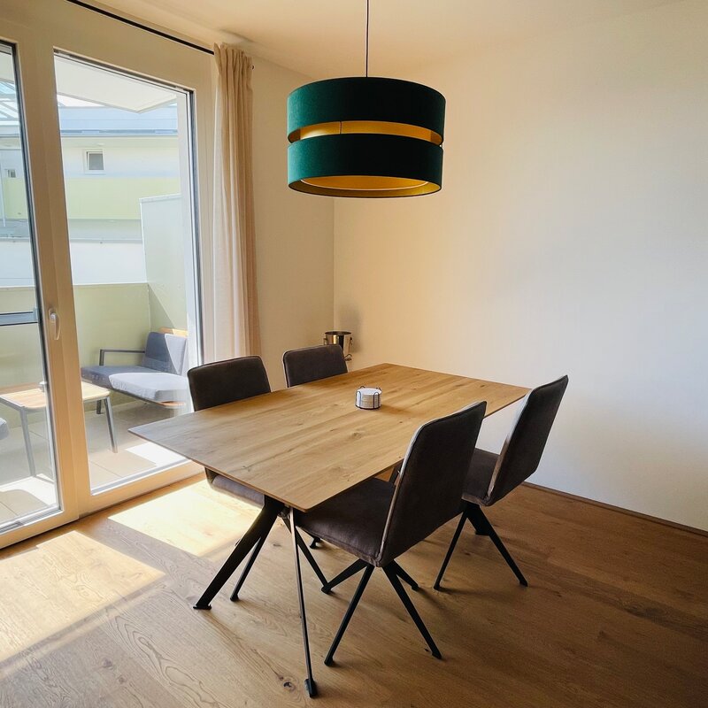 Heller Essbereich mit Holztisch, Designlampe & Balkon – 2-Zimmer Wohnung, Kurzzeitmiete Graz, Wohnen auf Zeit 1–6 Monate | © Philip Gruber