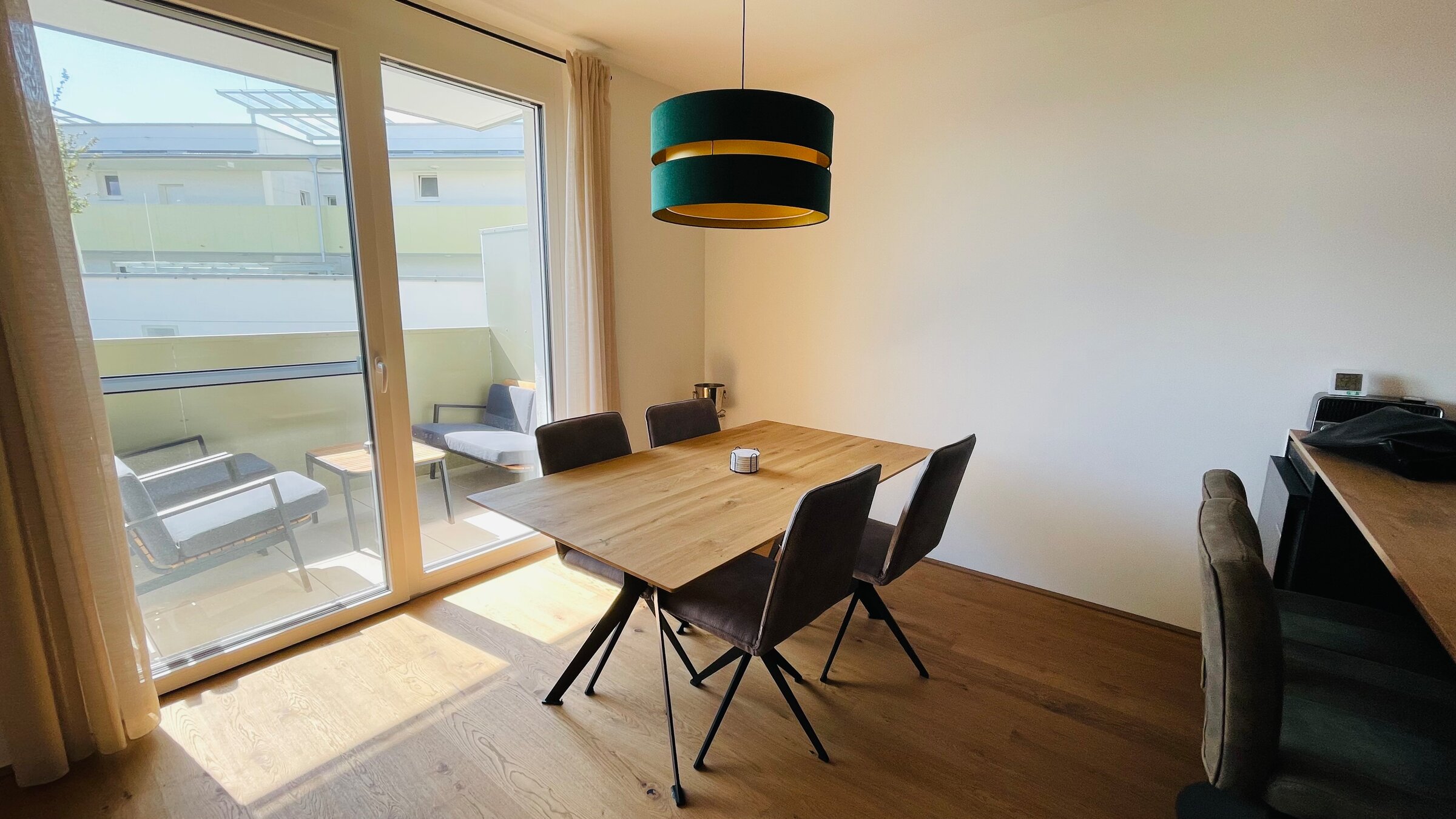 Heller Essbereich mit Holztisch, Designlampe & Balkon – 2-Zimmer Wohnung, Kurzzeitmiete Graz, Wohnen auf Zeit 1–6 Monate | © Philip Gruber