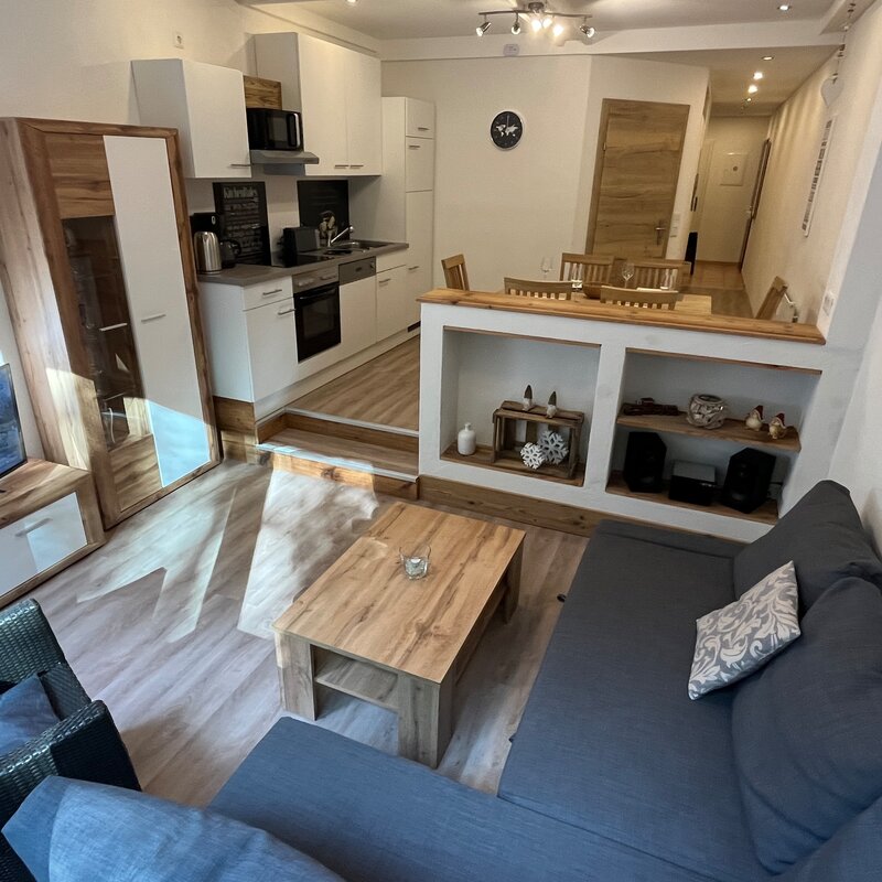 Helles Wohnzimmer mit offener Küche – 2-Zimmer Appartement zur Kurzzeitmiete, Wohnen auf Zeit 1 bis 6 Monate, Maria Alm